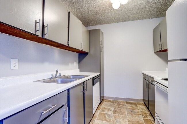 Building Photo - Spacious 2BR Upper Unit – $1495 includes W...