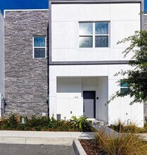 Building Photo - 400 Famagusta Dr