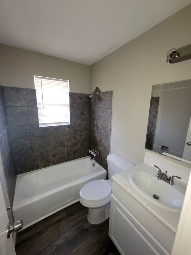 Foto del edificio - 5036-5038 N Topping Duplex