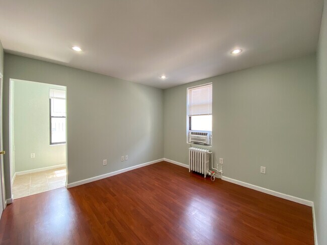 Dormitorio #2 - 1414 Snyder Ave