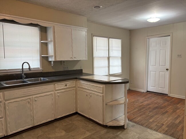 Building Photo - 3 BEDROOM 1 BATH HOME
