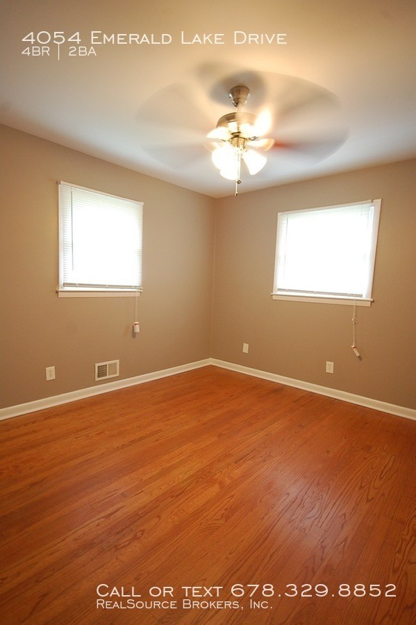 Building Photo - 4 bdrm, 2 bath split level in Decatur