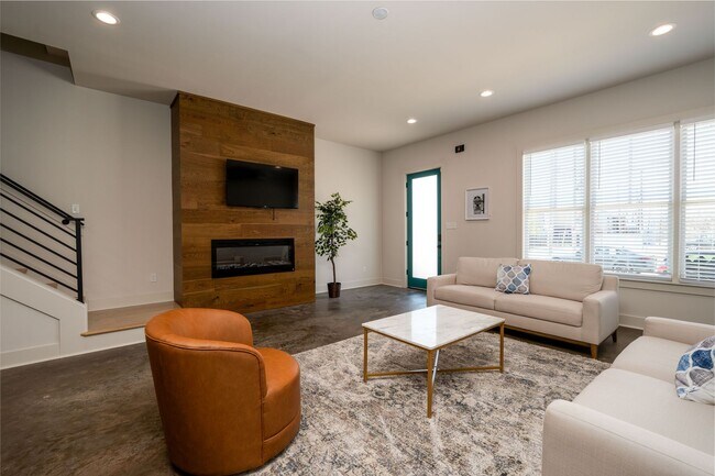 Building Photo - 3 bed 3 bath townhome built in 2023