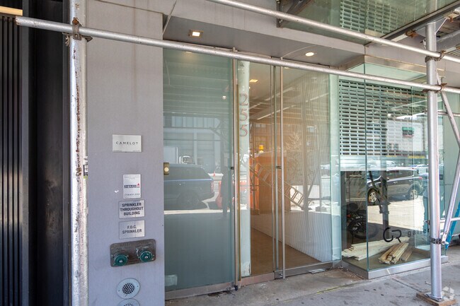 Entrada - 255 Bowery