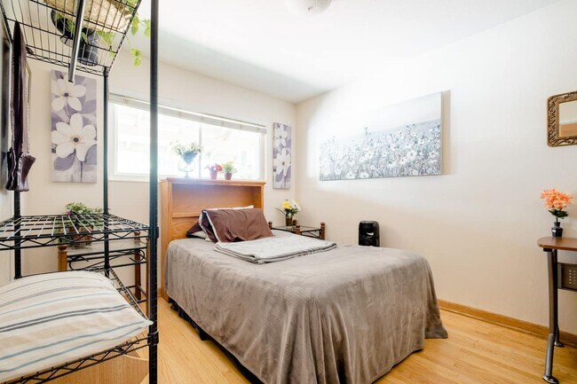 Foto del edificio - 3028 Bryant Pl