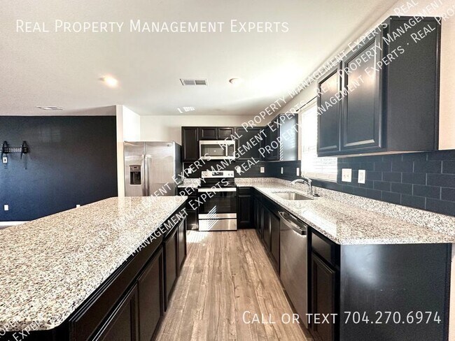 Building Photo - Charming 4BR/2.5BA Home in Charlotte!