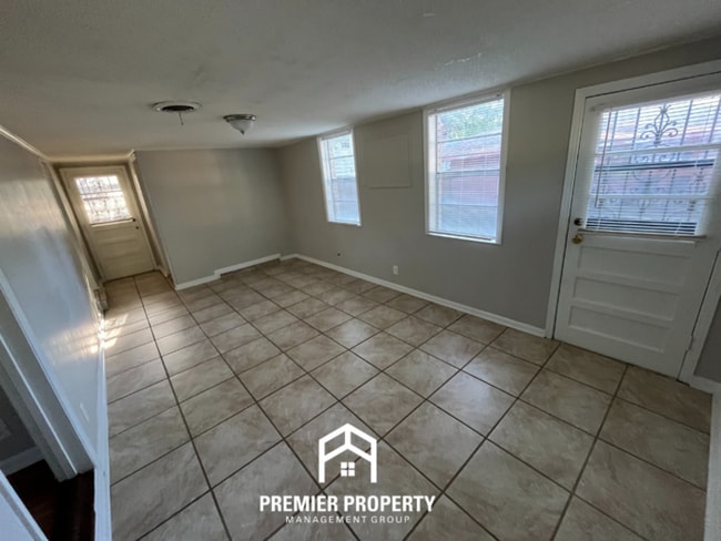 Building Photo - 4898 Dianne Dr