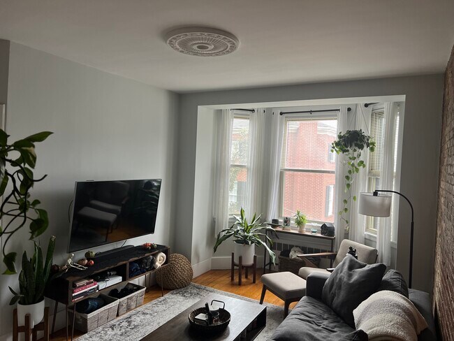 Building Photo - 2 Pearl St