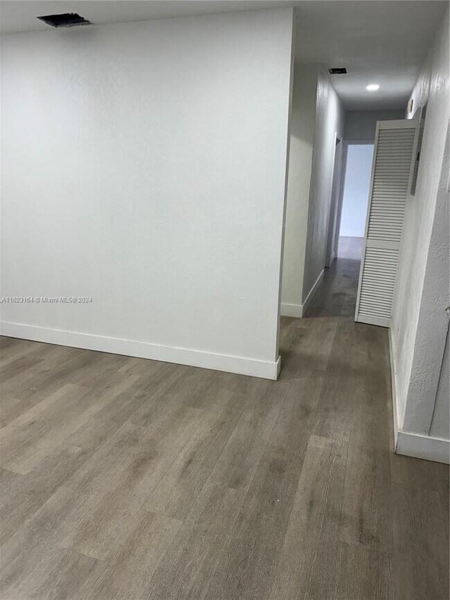 Foto del edificio - 600 SW 72nd Ct