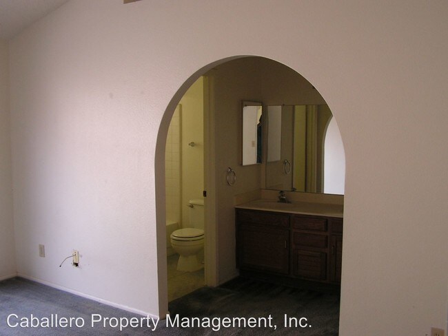 Foto del edificio - 1055 N Recker Rd