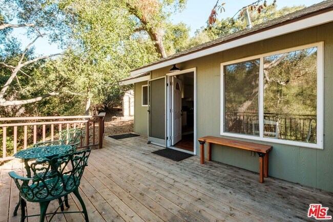 Foto del edificio - 800 N Topanga Canyon Blvd