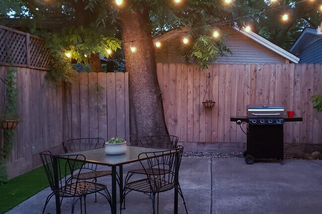 Foto del edificio - Available Now!  Bright Charmer in downtown Chico