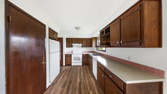 Building Photo - 3 Bed + Office/Bed 2 Bath - Large Lot - On...