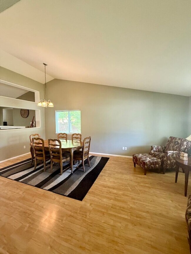 Foto del edificio - Lovely 3 Bedroom Single Level home with St...