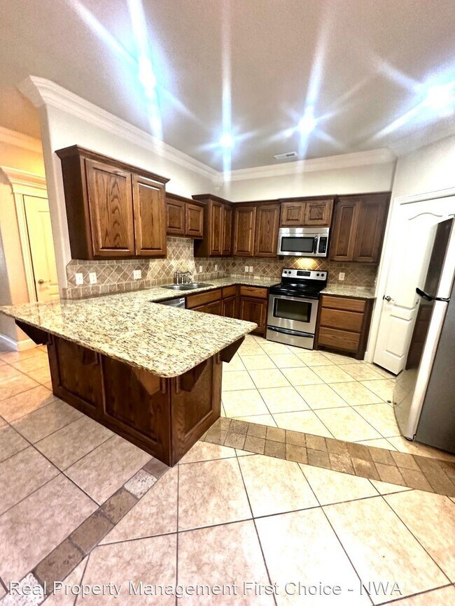 Building Photo - 4 br, 2.5 bath House - 1608 Oakwood Avenue
