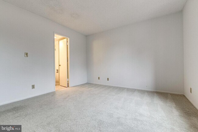 Building Photo - 5903 Mt Eagle Dr