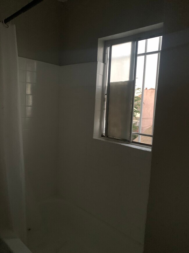Foto del edificio - 1841 1/2 W 11th Pl