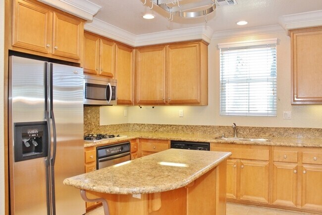 Foto del edificio - Spacious 3BR/2.5BA Townhome in Gated Commu...