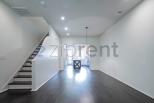 Foto del edificio - 1346 Calash Ave