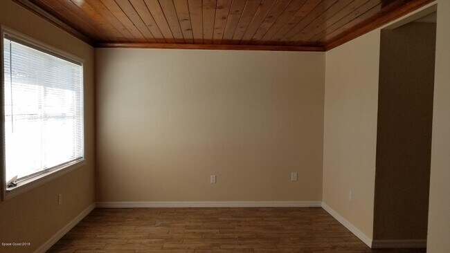 Foto del edificio - 6417 Ridgewood Ave