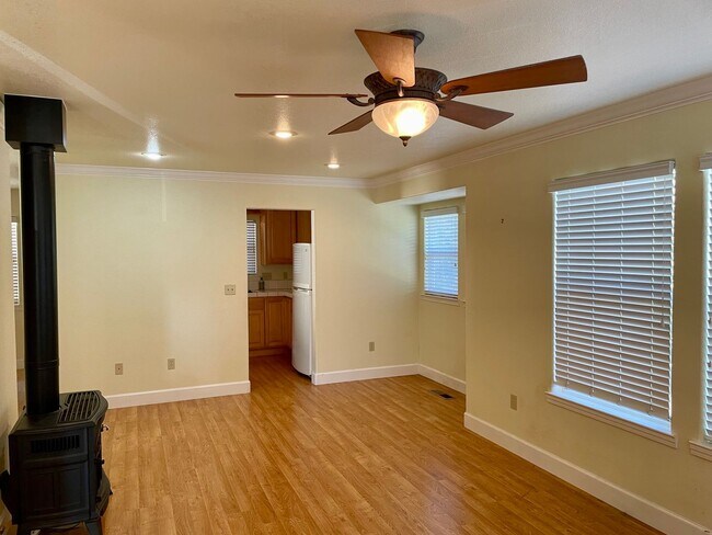 Foto del edificio - Spacious 3 Bedroom 2 Bath Home in Monterey