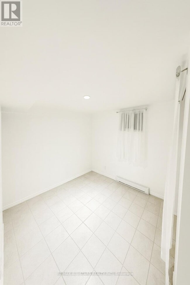 Building Photo - 1918 A Queen St E