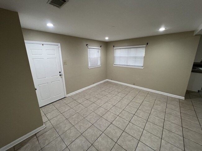 Building Photo - Newly updated!  3 bedroom, 1.5 bath home on corner lot in Crestaire Subd