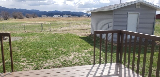 Foto del edificio - Beautiful Home with Large Yard, Privacy & ...