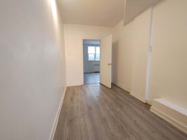 Photo du bâtiment - One Bedroom Apartment, One Central Location