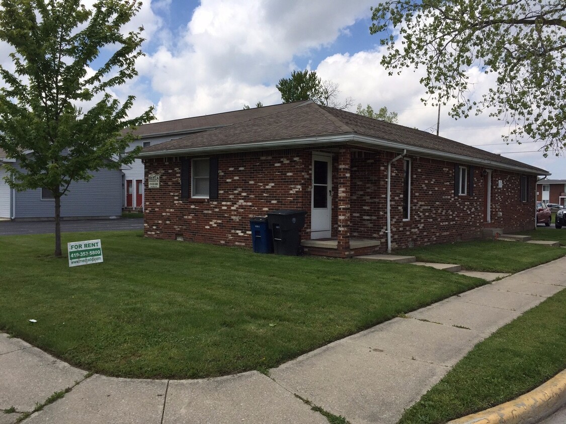 Primary Photo - Bev House - 4 bedroom, 1.5 bath house - NO...