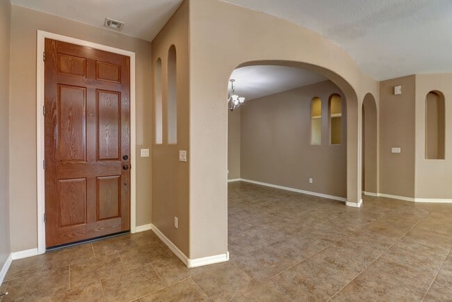 Building Photo - Beautiful 4 bedroom 2 bathroom home in Pre...