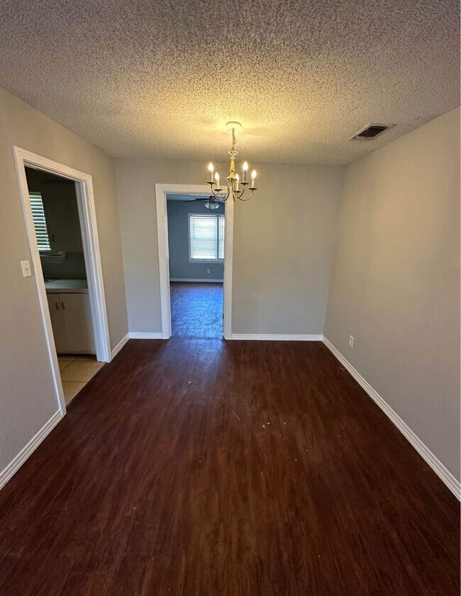 Foto del edificio - Cute 4 bedroom, 2 bath home with a carport and a big back yard!