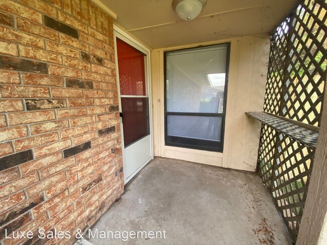 Building Photo - 2 br, 2 bath House - 8302 NW 8th Street