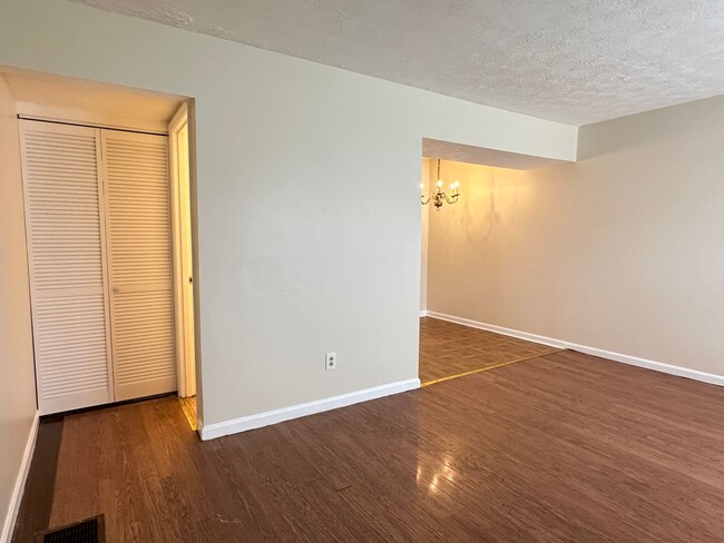 Building Photo - $500 Deposit SPECIAL! 3 BR TOWNHOME! Off-S...