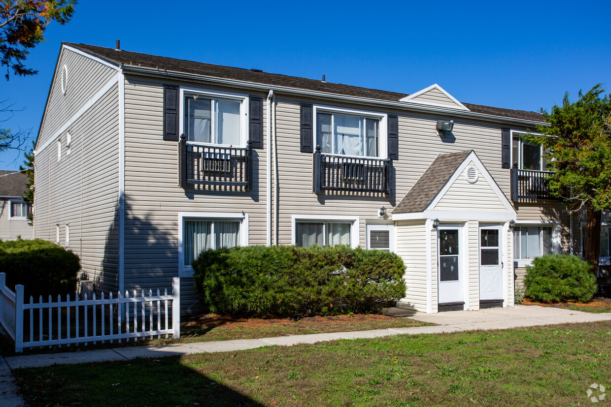 Primary Photo - Carriage House Apartments