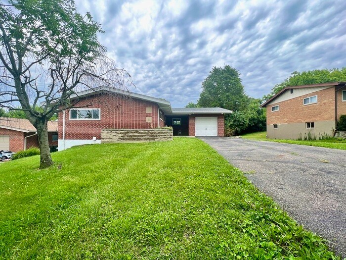 Foto principal - Spacious Mid Century Ranch with Finished B...