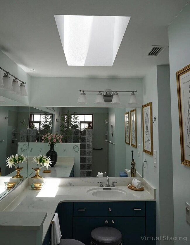 Baño principal con dos lavabos - 3924 NE 22nd St