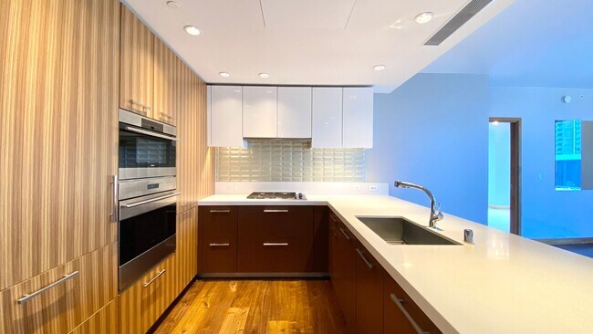 Foto del edificio - Lowest Priced 2-Bed Unit in ONE Ala Moana!!! PENTHOUSE 2 BED/2BATH with Ocean & Mountain Views!