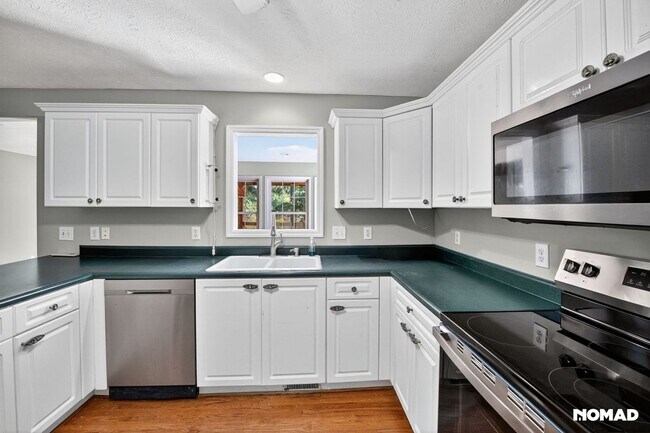 Building Photo - 124 Pinesage Dr