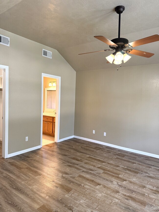 Foto del edificio - 1505 Richland Ct N
