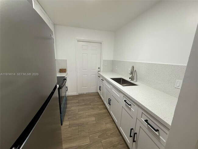 Foto del edificio - 617 NW 3rd Ave