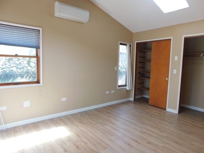 Building Photo - 2425cg