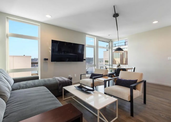 Building Photo - 2433 8th Ave N