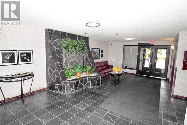 Photo du bâtiment - 2022-2022 Canyon Meadows Dr SE