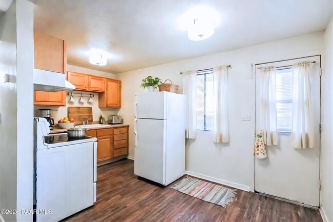 Building Photo - 455 W Kelso St