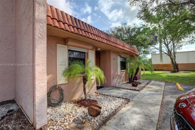 Building Photo - 10 Seville Cir