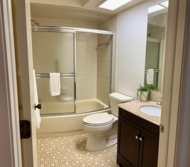 Building Photo - 3411 Stonehaven Ct E