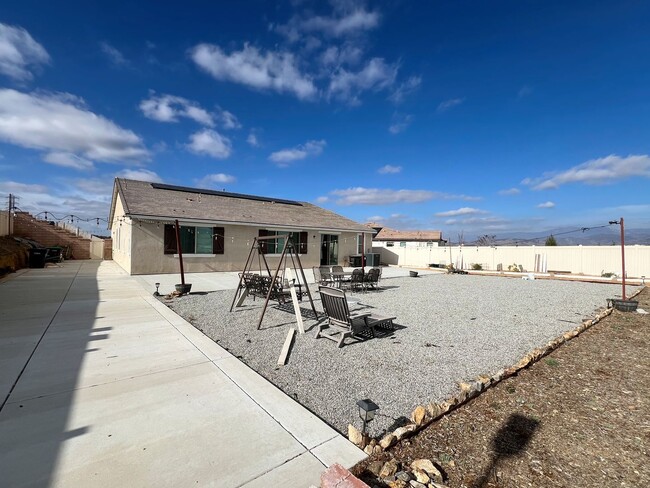 Building Photo - Stunning 4 bedroom 3 bath home in Summer W...