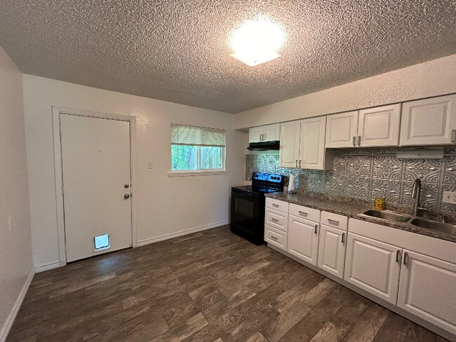 Foto del edificio - 402 Randy Blvd