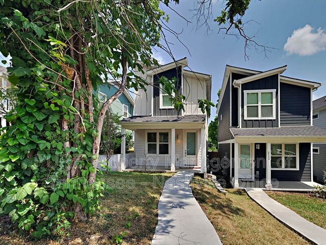 Building Photo - 1704B Simpkins St